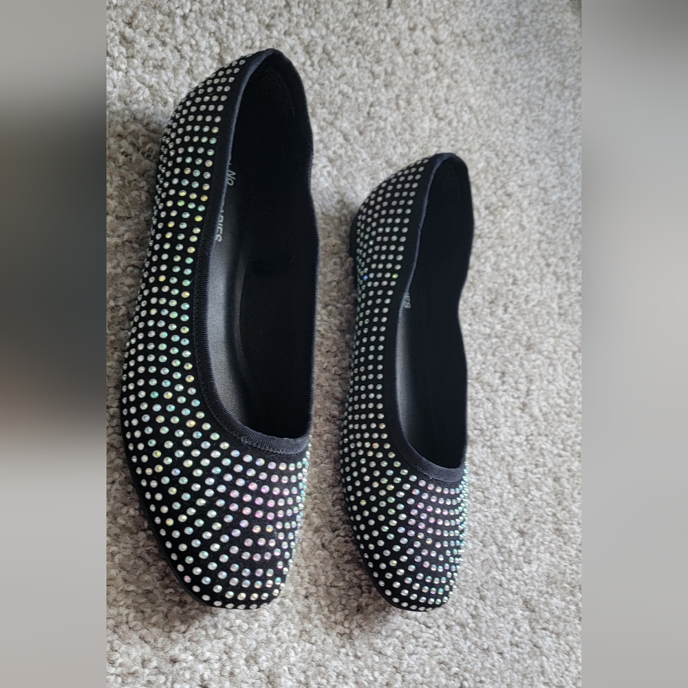 No Boundaries Black and Silver Flats with Slip-On Design - Picture 4 of 6